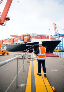 Read more about the article Hapag-Lloyd’s Strong Performance Amid Supply Chain Challenges